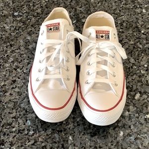 Barely worn converse women’s sneakers.